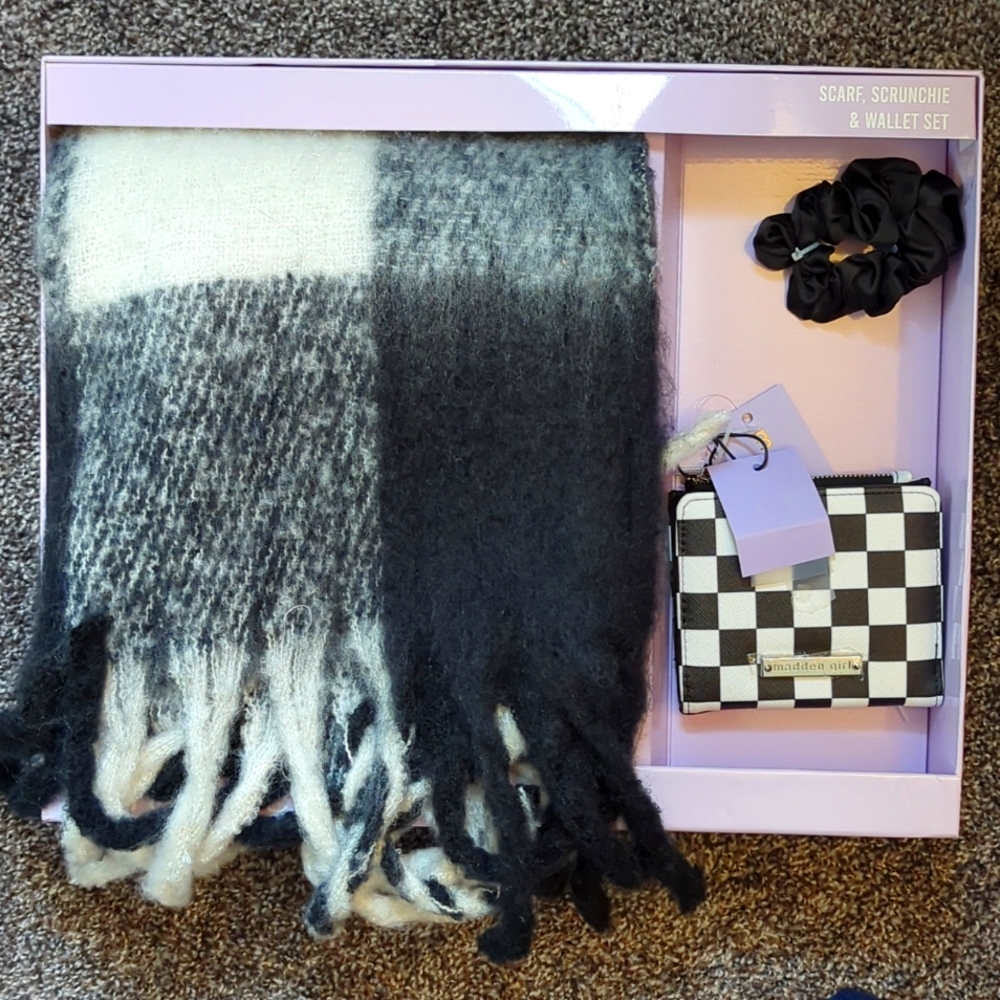 🆕 Madden Girl Scarf, Wallet and Scrunchie Box Set / Black & White